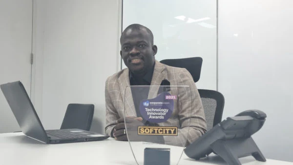 Dr. Stephen Adetutu Oniya with Softcity Group’s 2021 Technology Innovator Award.